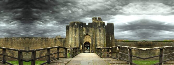 Gran Canaria Ferienwohnung Reisetipps - Caerphilly Castle - ein Bollwerk aus dem 13. Jahrhundert in Wales, Vereinigtes Königreich. Mit einem aufsehenerregenden Turm, der schiefer ist wie der Schiefe Turm zu Pisa. Wie jede Burg mit Prestige, hat sie auch einen Geist, „The Green Lady“ spukt in den Gemächern, wo ihr Geliebter den Tod fand. Wo man in Wales oft – und nicht ohne Grund – das Gefühl hat, dass ein Schloss ziemlich gleich ist, ist Caerphilly Castle bei Cardiff eine sehr willkommene Abwechslung. Die Burg ist nicht nur deutlich größer, sondern auch älter als die Burgen, die später von Edward I. als Ring um Snowdonia gebaut wurden.