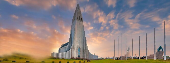 Gran Canaria Ferienwohnung Reisetipps - Hallgrimskirkja in Reykjavik, Island – Lutherische Kirche in beeindruckend martialischer Betonoptik, inspiriert von der Form der isländischen Basaltfelsen. Die Schlichtheit im Innenraum erstaunt, bewegt zum Innehalten und Entschleunigen. Sensationelle Fotos gibt es bei Polarlicht als Hintergrundkulisse. Die Hallgrim-Kirche krönt Islands Hauptstadt eindrucksvoll mit ihrem 73 Meter hohen Turm, der alle anderen Gebäude in Reykjavík überragt. Bei keinem anderen Bauwerk im Land dauerte der Bau so lange, und nur wenige sorgten für so viele Kontroversen wie die Kirche. Heute ist sie die größte Kirche der Insel mit Platz für 1.200 Besucher.